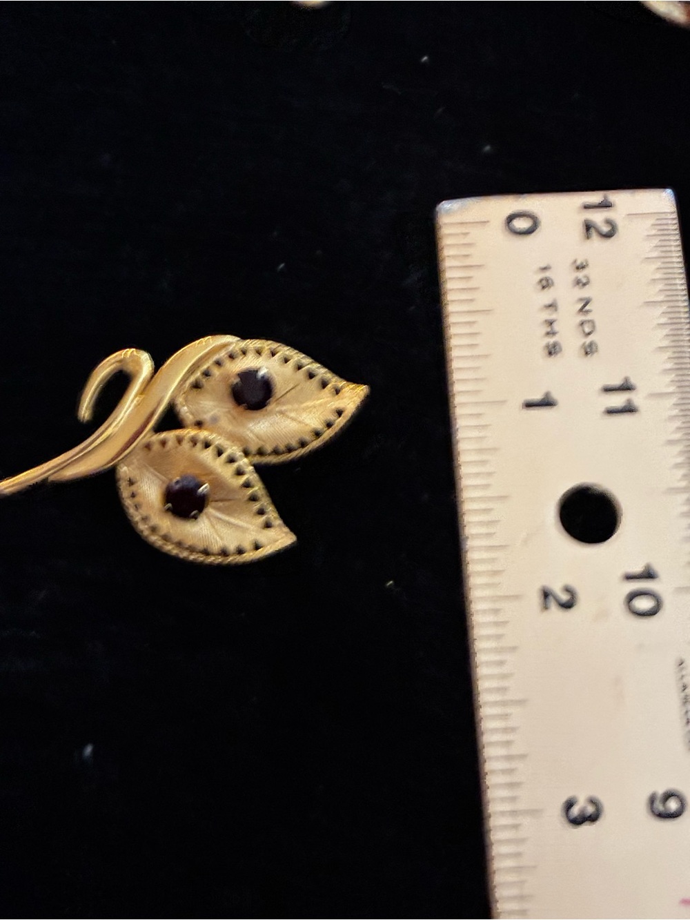 VINTAGE EUC 80S CELEBRITY GOLD-TONE LEAF BROOCH WITH RED RHINESTONES - Picture 7 of 8